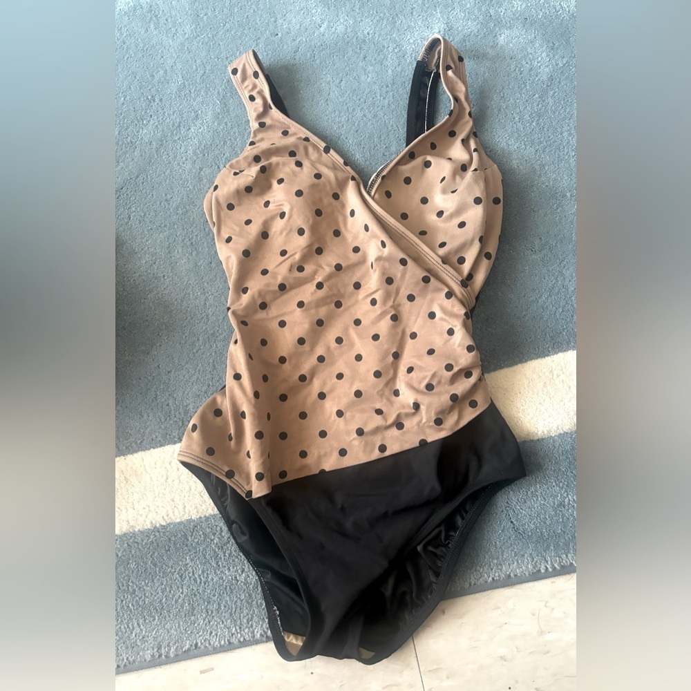 Polka dot asymmetric swimsuit
